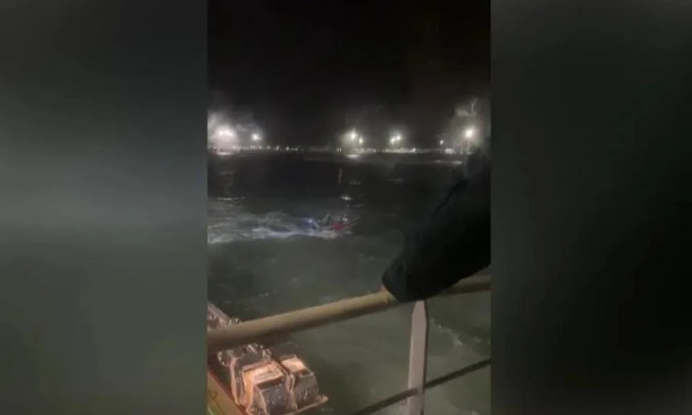 Ισπανία: Η στιγμή που ταχύπλοο με έμπορους ναρκωτικών εμβολίζει σκάφος και σκοτώνει δύο Ισπανούς λιμενικούς